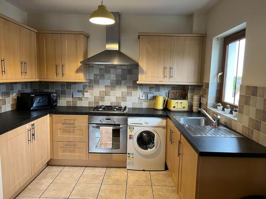 Lovely 2 Bedroom Family Apartment In Newcastle Newcastle  Buitenkant foto